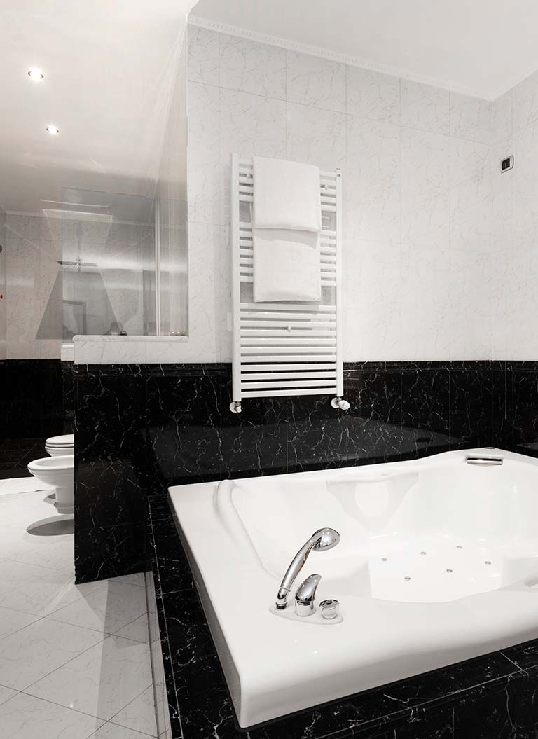i bagni in marmo dell'Hotel Maxim Milano